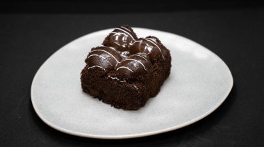 Siyah arkaplanlı çikolatalı kek