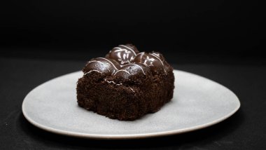 Siyah arkaplanlı çikolatalı kek