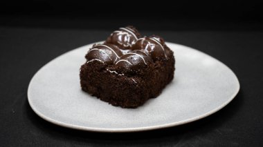 Siyah arkaplanlı çikolatalı kek