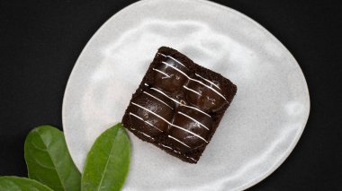 Siyah arkaplanlı çikolatalı kek