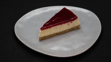 Çikolatalı kek ve siyah arka planda krema.