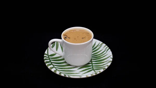Siyah arka planda bir fincan kahve. metin için yeri olan fotoğraf
