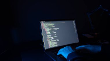 Yazılım geliştirici kodlama ve internet ağı konsepti. Siyah takım elbiseli hacker ve mavi gece lambaları.