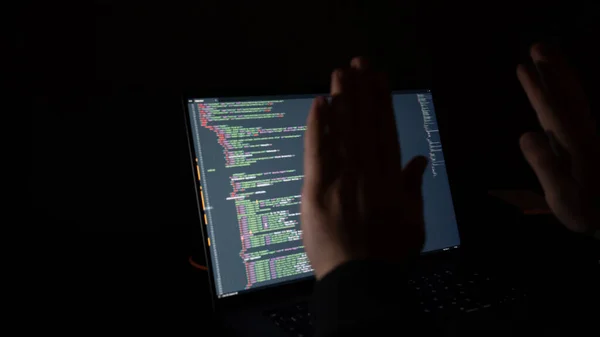 Yazılım geliştirici kodlama ve internet ağı konsepti. Siyah takım elbiseli hacker ve mavi gece lambaları.
