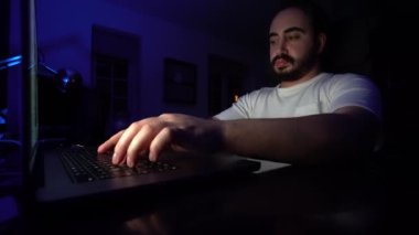 Yazılım geliştirici kodlama ve internet ağı konsepti. Siyah takım elbiseli hacker ve mavi gece lambaları.