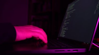Yazılım geliştirici kodlama ve internet ağı konsepti. Siyah takım elbiseli hacker ve mavi gece lambaları.