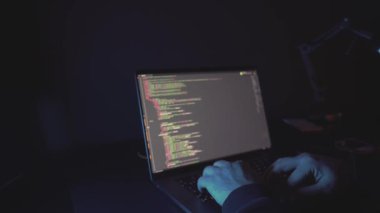 Yazılım geliştirici kodlama ve internet ağı konsepti. Siyah takım elbiseli hacker ve mavi gece lambaları.