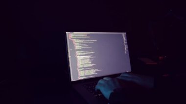 Yazılım geliştirici kodlama ve internet ağı konsepti. Siyah takım elbiseli hacker ve mavi gece lambaları.