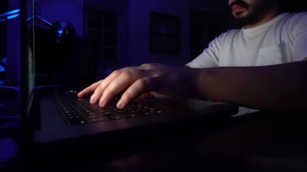 Yazılım Geliştirici Kodlama Internet Ağı Konsepti Siyah Takım Elbiseli Hacker — Stok video
