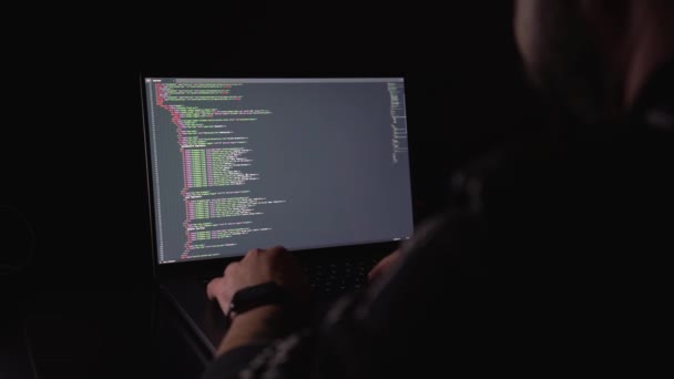 ソフトウェア開発者のプログラミングとインターネットネットワークの概念です 黒のスーツと青い夜のライトのハッカー — ストック動画