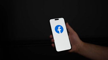 Siyah arka planda beyaz ekranlı akıllı telefon.