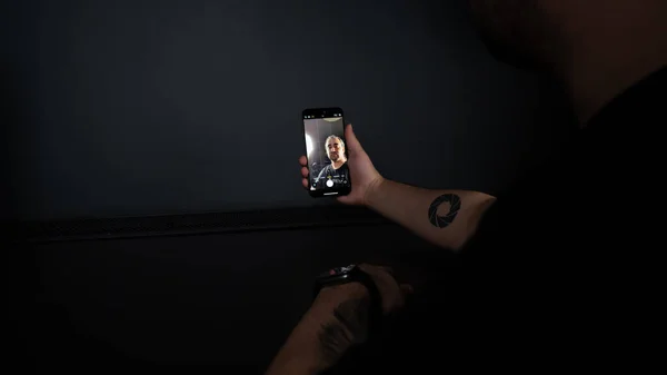 Man Using Smartphone Black Background — Fotografia de Stock