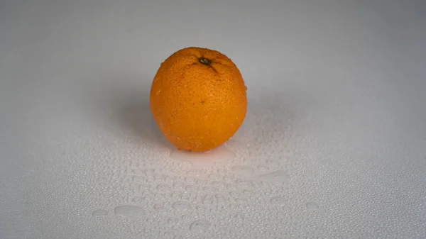 白地にオレンジの実 — ストック写真