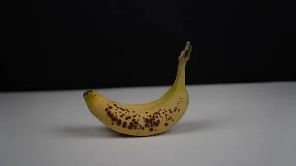 Banan Czarnym Tle — Zdjęcie stockowe