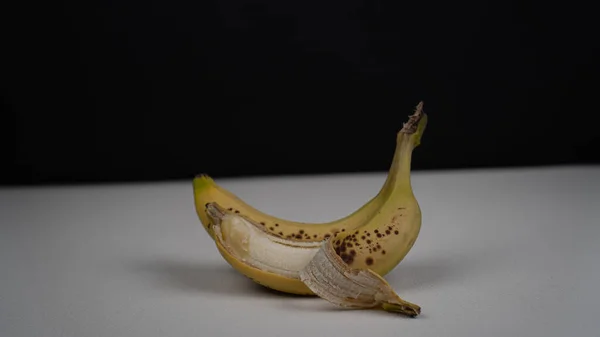 Banan Czarnym Tle — Zdjęcie stockowe
