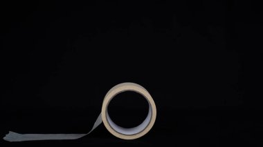 Kağıt bant. Masaya siyah renkli bant yapıştırılmış. kağıt bant rulosu
