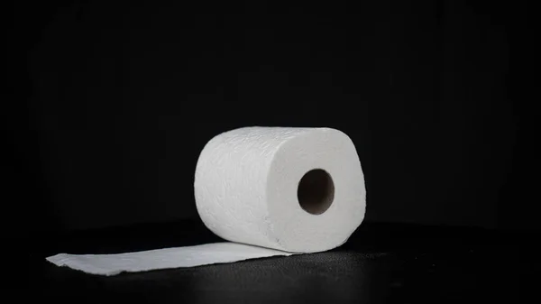 Siyah Arkaplanda Izole Edilmiş Tuvalet Kağıdı — Stok fotoğraf