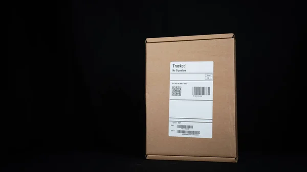 Коробка Картонными Коробками Представлена Вертикально Нагруженном Деревянном Столе Изолированном Черном — стоковое фото