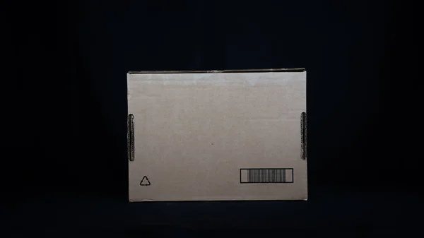 Коробка Картонными Коробками Представлена Вертикально Нагруженном Деревянном Столе Изолированном Черном — стоковое фото