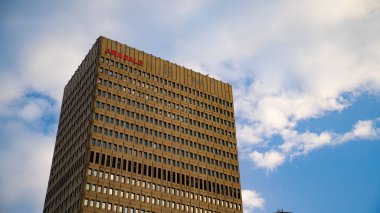 MANCHESTER, BİRLİK KINGDOM - 25 Şubat 2023: Arndale House and Blue Sky view