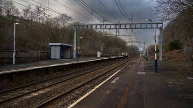 Tren rayları. Boş tren istasyonu ve raylar