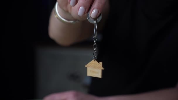 Huizenverkoop Gelukkige Vrouw Die Een Nieuw Huis Koopt Met Hypotheek — Stockvideo