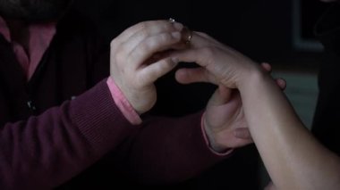 Evlilik teklifi. Erkek kadına evlenme teklif eder. Romantik masa ve yüzüklü evlilik teklifi