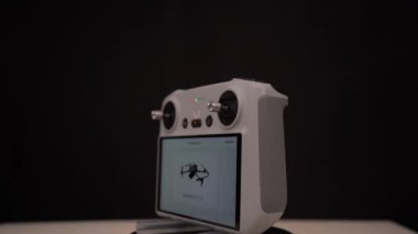 MANCHESTER, BİRLİK KINGDOM - 28.2023: dji mavic 3 İHA kontrolörü, siyah arka planda İHA kontrolörü. model dji rc