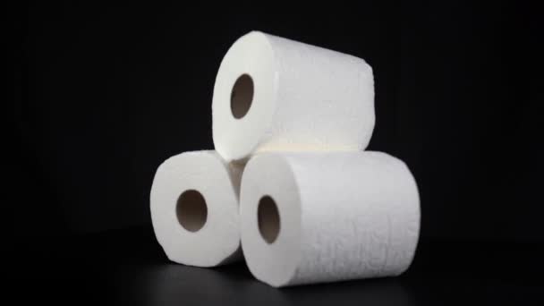Toaletní Papír Zblízka Izolované Černém Pozadí — Stock video