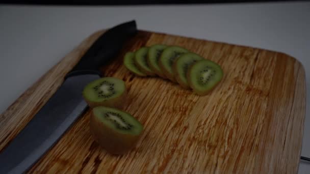 在架子上旋转的猕猴桃片 用刀片在木板上的美味而美观的猕猴桃片 — 图库视频影像
