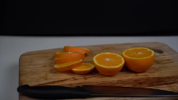 Narancs Forog Állványon Ízletes Gyönyörű Kinézetű Narancssárga Szeletek Táblán Késsel — Stock videók