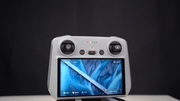 曼彻斯特 大不列颠及北爱尔兰联合王国 2023年1月28日 Dji Mavic 3无人机控制器 白色背景的黑色背景无人机控制器 Dji Rc模型 — 图库视频影像
