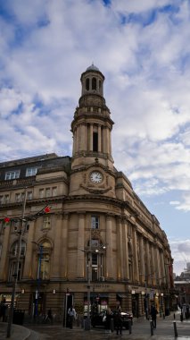 Manchester Belediye Binası, Bulutlu Gökyüzü. Eski Şehir Binaları