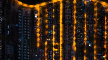 Gece gökyüzü manzarası. Gece sokakları İHA ile çekiliyor.