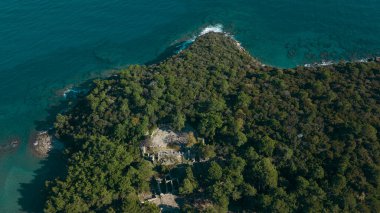 Tepesinden manzaralı deniz kıyısı sahili. Güneşli bir gün, dinlenme yeri orman ve mavi deniz.