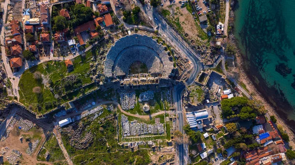 Eski şehir manzarası. Antalya 'da deniz kenarında İHA ile antik şehir manzarası