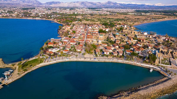 Deniz ve dağ manzarası. Yan İHA 'lı manzara fotoğrafı