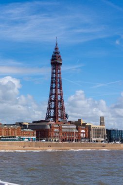Rıhtım ve şehir manzarası. Blackpool 'da demir kule
