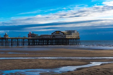 Blackpool 'daki iskele ve mavi gökyüzü