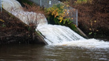 Tedavi tesisinde tedavi edilen su bir şelale ile doğaya gönderilir..