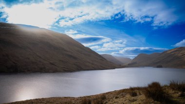 Göl ve dağ manzarası. Dağ manzarası ve göldeki su yansıması