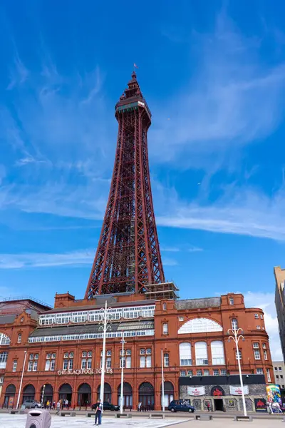 Rıhtım ve şehir manzarası. Blackpool 'da demir kule