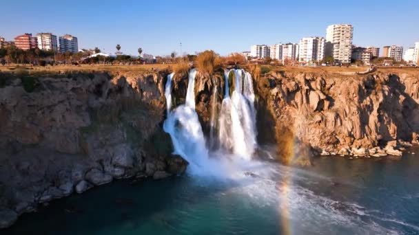 Wasserfall Und Regenbogen Wasserfall Ergießt Sich Antalya Ins Meer — Stockvideo