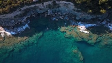 Kızıl güneş dağların arasından yükseliyor