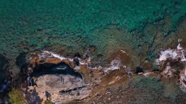 Kızıl güneş dağların arasından yükseliyor