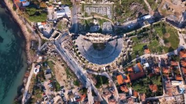 Kızıl güneş dağların arasından yükseliyor