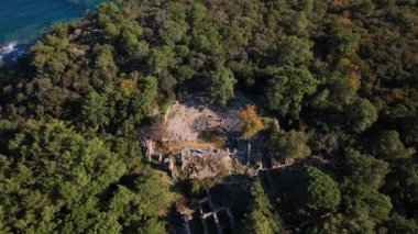 Kızıl güneş dağların arasından yükseliyor