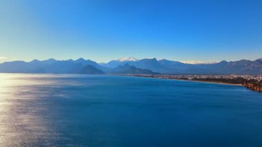 Kızıl güneş dağların arasından yükseliyor