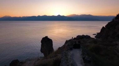 Kızıl güneş dağların arasından yükseliyor