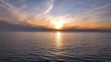 Kızıl güneş dağların arasından yükseliyor